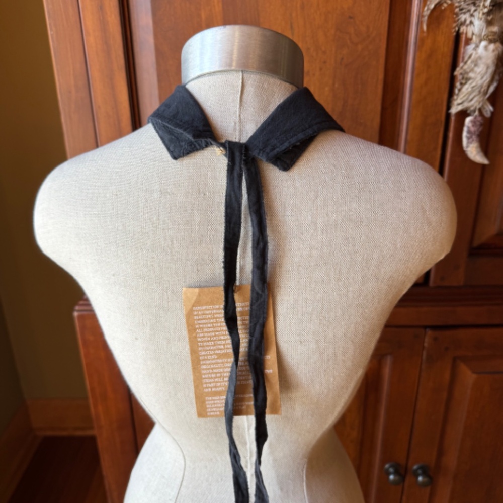 NWT Magnolia Pearl Eyelet Sinclair Jabot with Heart in Ozzy - Picture 3 of 4